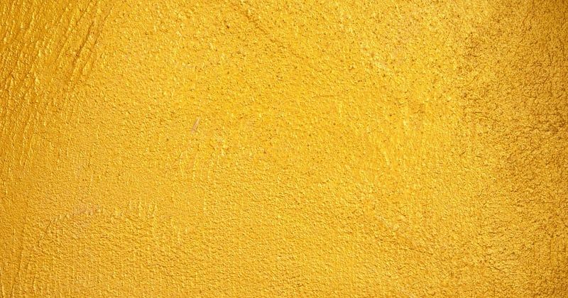Quelle colle utiliser pour fixer des plinthes sur un mur en béton sans se tromper