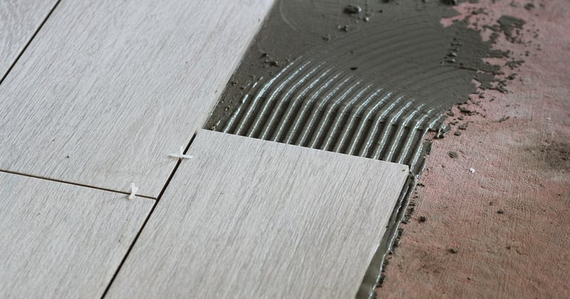 Carrelage au sol : les erreurs fréquentes à éviter quand on pose soi-même