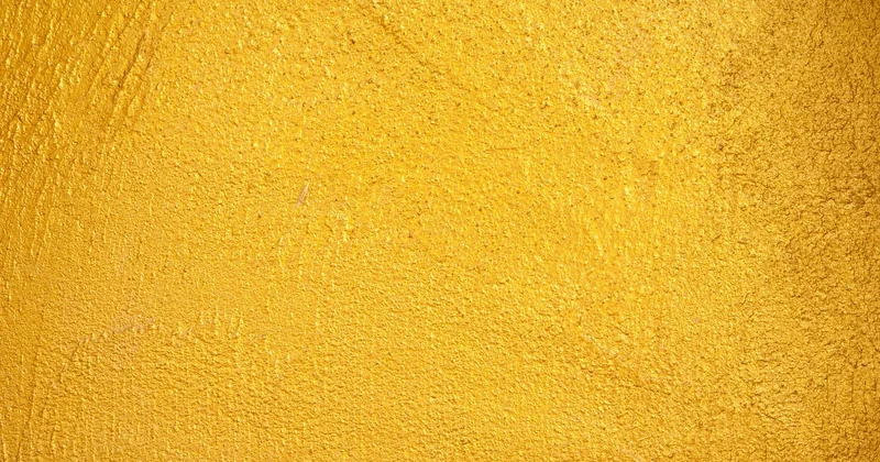 Préparer le mur en béton avant de coller : l'étape qui décide de tout